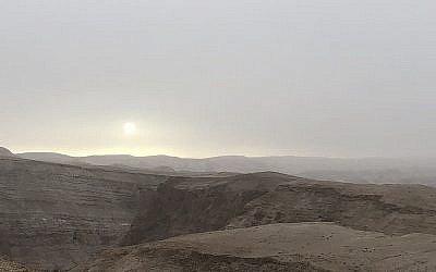 Coucher de soleil à Metzoke Dragot, sur la route 90, en descendant vers la mer Morte. (Crédit : Jessica Steinberg /Times of Israël)