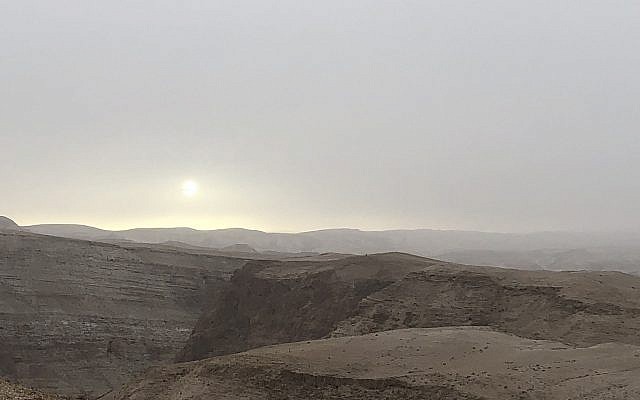 Coucher de soleil à Metzoke Dragot, sur la route 90, en descendant vers la mer Morte. (Crédit : Jessica Steinberg /Times of Israël)