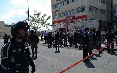 La police sur les lieux d'une attaque au couteau devant le centre commercial Hadar,à Jérusalem, le 29 avril 2018. (Crédit : Judah Ari Gross/The Times of Israel)