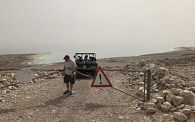 En route vers le bateau de Jaky Ben Zaken pour une balade sur la mer Morte (Jessica Steinberg / Times of Israël)
