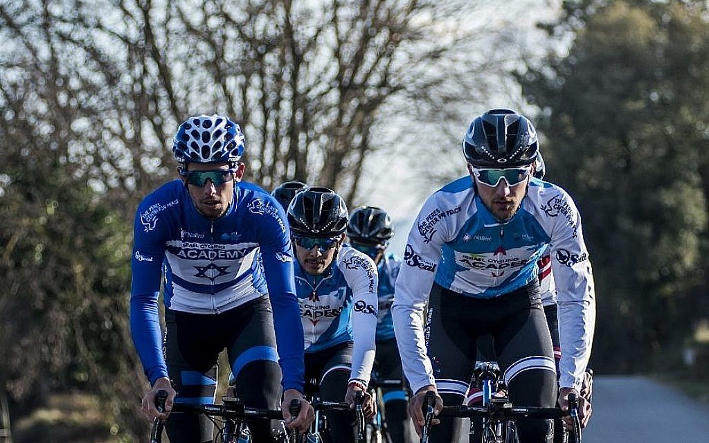 Les membres de l'académie de cyclisme israélienne qui ont reçu l'autorisation de participer au Giro d'Italie lors de la course du 4 mai 2018 en Israël (Autorisation : Noa Arnon) Les membres de l'académie de cyclisme israélienne qui ont reçu l'autorisation de participer au Giro d'Italie lors de la course du 4 mai 2018 en Israël (Autorisation : Noa Arnon)
