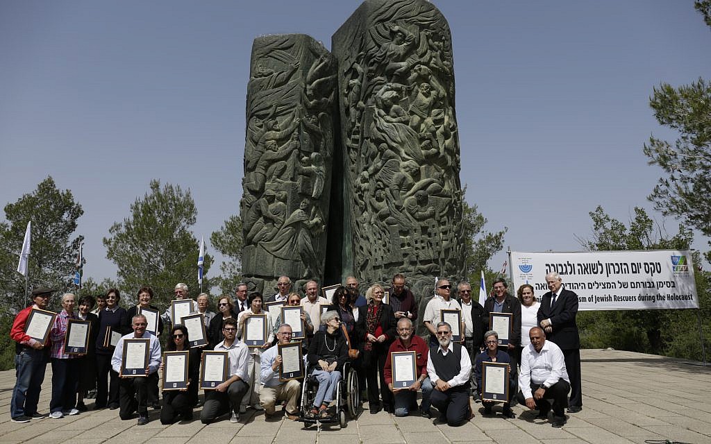 Résistants juifs en personne, ou représentés par leurs descendants portant la distinction décernée par des organisations juives, le 12 avril 2018, au monument du Rouleau de Feu, dans les collines de Jérusalem, accompagnés de Tsilla Hershco (Crédit: Haïm Versano)