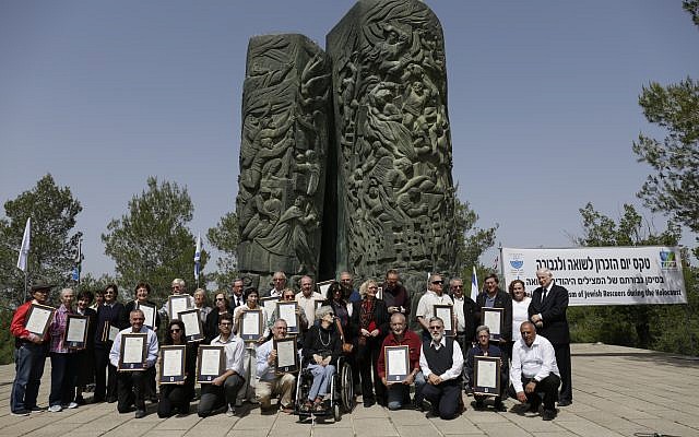 Résistants juifs en personne, ou représentés par leurs descendants portant la distinction décernée par des organisations juives, le 12 avril 2018, au monument du Rouleau de Feu, dans les collines de Jérusalem, accompagnés de Tsilla Hershco (Crédit: Haïm Versano)