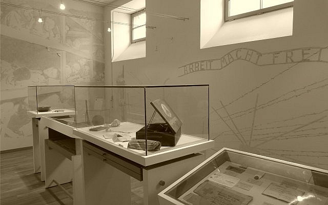 Salle des objets du souvenir du mémorial des déportés de la Mayenne (Crédit: Apmd53/Wikimedia Commons) Salle des objets du souvenir du mémorial des déportés de la Mayenne (Crédit: Apmd53/Wikimedia Commons)