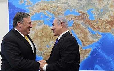 Le Premier ministre israélien Benjamin Netanyauh et le Secrétaire d'État à la Défense Mike Pompeo, à Tel Aviv, le 29 avril 2018. (Crédit : Haim Zach / GPO)