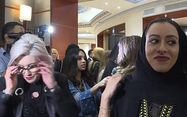 La princesse Noura bent Fayçal Al-Saoud à l'Arab Fashion Week, à Ryad, en avril 2018. (Crédit : capture d'écran YouTube) La princesse Noura bent Fayçal Al-Saoud à l'Arab Fashion Week, à Ryad, en avril 2018. (Crédit : capture d'écran YouTube)