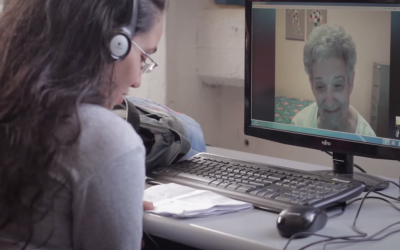 Une lycéenne israélienne en vidéoconférence avec un baby-boomer nord-américain pour une leçon d'anglais hebdomadaire (Autorisation : Israel Connect/via JTA)