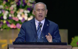 Le Premier ministre Benjamin Netanyahu s'exprime lors de l'ouverture des célébrations du 70e anniversaire d'Israël, au Mont Herzl à Jérusalem, le 18 avril 2017 (Capture d'écran du GPO).