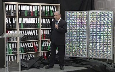 Le Premier ministre Benjamin Netanyahu désigne les archives du programme nucléaire iranien qu'Israël s'est procuré et qui, selon lui, prouvent que l'Iran a menti sur ses activités, le 30 avril 2018. (Crédit : Bureau du Premier ministre)