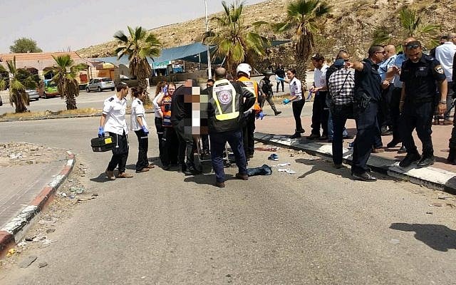 Des médecins israéliens soignent un homme soupçonné d'avoir essayé de poignarder une personne dans une station-service de Cisjordanie le 8 avril 2018. (Magen David Adom) Des médecins israéliens soignent un homme soupçonné d'avoir essayé de poignarder une personne dans une station-service de Cisjordanie le 8 avril 2018. (Magen David Adom)