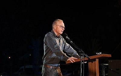 David Grossman prend la parole lors de la cérémonie conjointe israélo-palestinienne de Yom HaZikaron au parc HaYarkon de Tel Aviv le 16 avril 2018. (Rami Ben-Ari/Combattants pour la paix)