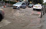 Inondations sur la rue Emek Refaim à Jérusalem, le 25 avril 2018. (Crédit : Stuart Winer/The Times of Israel)