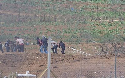Des manifestants palestiniens à Gaza tentent de saboter la clôture de la frontière avec Israël, 27 avril 2018 (Bureau du porte-parole de Tsahal).