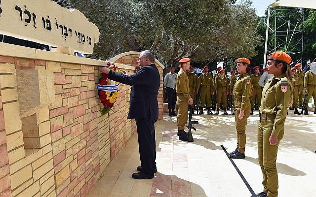 Le ministre de la Défense, Avigdor Liberman, dépose une couronne sur le mémorial des soldats israéliens tombés au combat au cimetière militaire de Kiryat Shaul, à Tel Aviv, le 18 avril 2018 (Ariel Hermoni / Ministère de la défense)