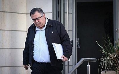 David Bitan, député Likud et ancien président de la coalition, quitte son domicile pour se rendre à une autre série d'interrogatoires à l'unité Lahav 433 de la police israélienne, le 4 janvier 2018. (Flash90)