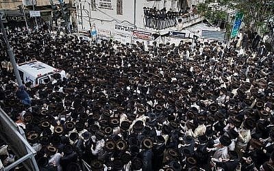 Des juifs ultra-orthodoxes se rassemblent à Kikar Shabbat à Jérusalem pour assister aux funérailles du nourrisson qui s'est noyé à Ashdod, le 5 avril 2018. (Noam Revkin Fenton/Flash90)