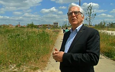 Claude Windish, président de la communauté juive de Bussy Saint Georges devant l'emplacement de la future synagogue de l'Esplanade des religions et des cultures (Crédit: capture d'écran I télé/Youtube)