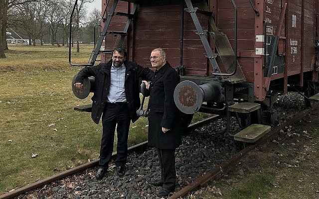 Alan Ehrlich, à droite, parle avec Francesco Latoro à Amsterdam, le 25 mars 2018 (Autorisation : JNF/KKL Royaume-Uni/via JTA)