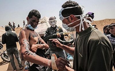 Des Palestiniens se préparent à protester contre la frontière entre Israël et Gaza près de Khan Yunis, à l'est de la ville de Gaza, le 6 avril 2018 (Crédit : PHOTO AFP / SAID KHATIB)