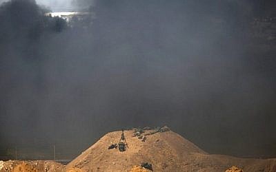 Une photo prise le 6 avril 2018 du kibboutz israélien sud de Nahal Oz montre que la fumée de la bande de Gaza est utilisée pour aveugler les soldats israéliens pendant les manifestations. (Crédit : AFP PHOTO / Jack GUEZ)