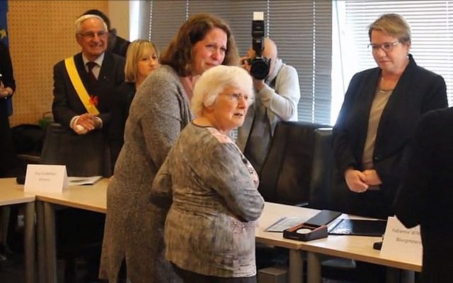 Moment d'émotion entre la fille des Host, le couple de Justes, et une descendante des Slymovic à la mairie de Soignies (Crédit: capture d'écran DHnet) Moment d'émotion entre la fille des Host, le couple de Justes, et une descendante des Slymovic à la mairie de Soignies (Crédit: capture d'écran DHnet)