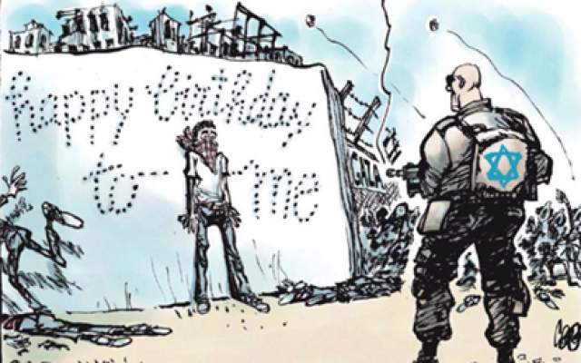 Une caricature publiée par le journal néerlandais Volkskrant au mois d'avril 2018 montrant un soldat israélien tuant un Palestinien sur la bande de Gaza, inscrivant avec ses balles "Bon anniversaire à moi", en référence à la journée de l'indépendance israélienne (Autorisation : Centre Simon Wiesenthal Une caricature publiée par le journal néerlandais Volkskrant au mois d'avril 2018 montrant un soldat israélien tuant un Palestinien sur la bande de Gaza, inscrivant avec ses balles "Bon anniversaire à moi", en référence à la journée de l'indépendance israélienne (Autorisation : Centre Simon Wiesenthal