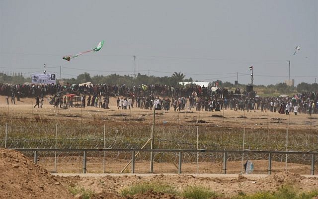 Des Palestiniens essaient d'utiliser un cerf-volant pour lancer un cocktail Molotov vers les soldats israéliens le long de la frontière de Gaza le 13 avril 2018. (Armée israélienne) Des Palestiniens essaient d'utiliser un cerf-volant pour lancer un cocktail Molotov vers les soldats israéliens le long de la frontière de Gaza le 13 avril 2018. (Armée israélienne)