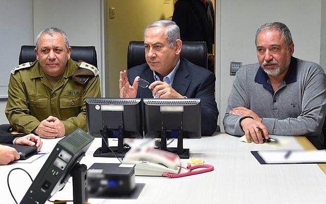 Le Premier ministre Benjamin Netanyahu, au centre, est informé de l'escalade à la frontière nord avec Gadi Eizenkot, chef d'état-major de l'armée israélienne, et le ministre de la Défense Avigdor Liberman, le 10 février 2018. (Crédit : Ariel Hermoni / Ministère de la Défense) Le Premier ministre Benjamin Netanyahu, au centre, est informé de l'escalade à la frontière nord avec Gadi Eizenkot, chef d'état-major de l'armée israélienne, et le ministre de la Défense Avigdor Liberman, le 10 février 2018. (Crédit : Ariel Hermoni / Ministère de la Défense)