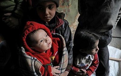 Des enfants syriens dans un sous-sol servant d'abri contre les frappes aériennes, le 25 mars 2018 à Douma, dans la Ghouta orientale, à la périphérie de Damas (PHOTO AFP / HAMZA AL-AJWEH)