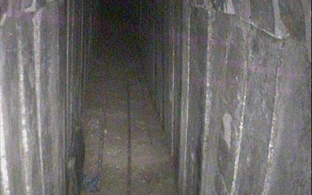 Intérieur du tunnel du Hamas creusé sous la frontière avec Israël, que Tsahal a découvert et détruit, 15 avril 2018. (Porte-parole de Tsahal) Intérieur du tunnel du Hamas creusé sous la frontière avec Israël, que Tsahal a découvert et détruit, 15 avril 2018. (Porte-parole de Tsahal)