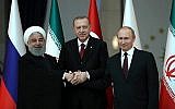 Le président turc Recep Tayyip Erdogan (au centre), le président russe Vladimir Poutine (à droite) et le président iranien Hassan Rouhani (à gauche) posent pour une photo avant le sommet tripartite Turquie-Russie-Iran à Ankara, en Turquie, le 4 avril 2018. (Crédit : AFP / Pool / Tolga Bozoglu)