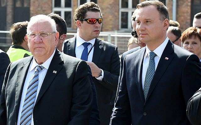 Le président polonais Andrzej Duda (à droite) et le président israélien Reuven Rivlin (à gauche) arrivent à Oswiecim le 12 avril 2018 lors de la Marche des vivants, une marche annuelle de commémoration de l'Holocauste entre les anciens camps de la mort d'Auschwitz et de Birkenau (Janek Skarzynski / AFP) Le président polonais Andrzej Duda (à droite) et le président israélien Reuven Rivlin (à gauche) arrivent à Oswiecim le 12 avril 2018 lors de la Marche des vivants, une marche annuelle de commémoration de l'Holocauste entre les anciens camps de la mort d'Auschwitz et de Birkenau (Janek Skarzynski / AFP)