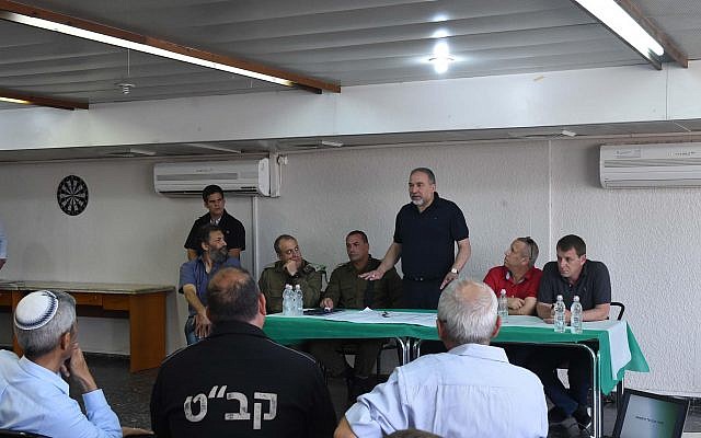 Le ministre de la Défense Avigdor Liberman s'exprime devant les leaders des communautés israéliennes locales près de la bande de Gaza, le 3 avril 2018 (Crédit : ministère de la Défense) Le ministre de la Défense Avigdor Liberman s'exprime devant les leaders des communautés israéliennes locales près de la bande de Gaza, le 3 avril 2018 (Crédit : ministère de la Défense)