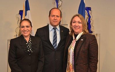 Le maire de Jérusalem, Nir Barkat, au centre, avec l'ambassadrice guatémaltèque Sara Angelina Solis, à droite, et le directeur général du ministère guatémaltèque des Affaires étrangères, Maria Luisa Ramire, à Jérusalem, le 11 avril 2018 (Jackie Levi / Municipalité de Jérusalem)