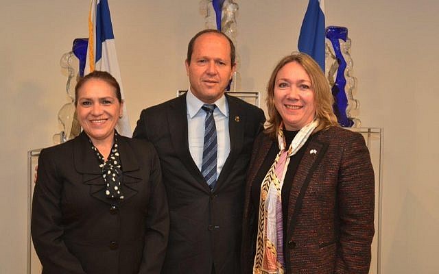 Le maire de Jérusalem, Nir Barkat, au centre, avec l'ambassadrice guatémaltèque Sara Angelina Solis, à droite, et le directeur général du ministère guatémaltèque des Affaires étrangères, Maria Luisa Ramire, à Jérusalem, le 11 avril 2018 (Jackie Levi / Municipalité de Jérusalem)