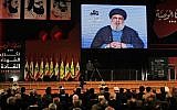 Le chef du Hezbollah Hassan Nasrallah prononce une discours lors des funérailles de l'un des leaders du groupe terroriste à Beyrouth, le 16 février 2018. (AFP Photo/Joseph Eid)