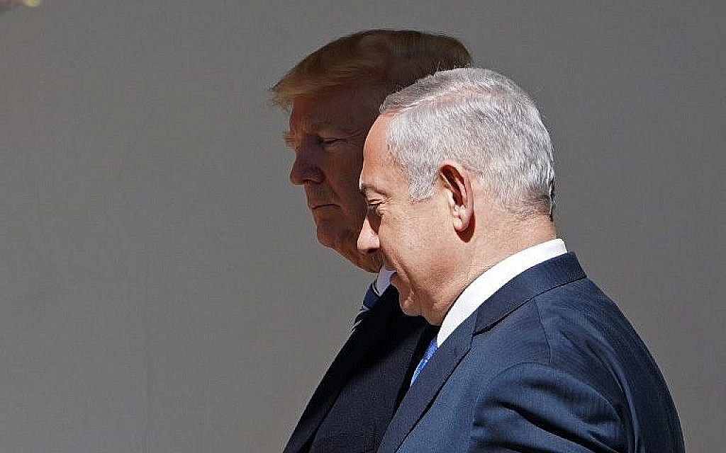 Le président américain Donald Trump et le Premier ministre Benjamin Netanyahu se dirigent vers le Bureau ovale pour une rencontre à la Maison Blanche, le 5 mars 2018 (Crédit :AFP Photo/Mandel Ngan) Le président américain Donald Trump et le Premier ministre Benjamin Netanyahu se dirigent vers le Bureau ovale pour une rencontre à la Maison Blanche, le 5 mars 2018 (Crédit :AFP Photo/Mandel Ngan)