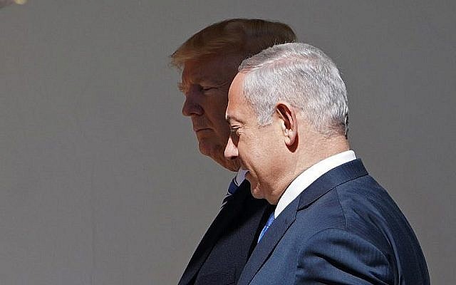 Le président américain Donald Trump et le Premier ministre  Benjamin Netanyahu se dirigent vers le Bureau ovale pour une rencontre à la Maison Blanche, le 5 mars 2018 (Crédit :AFP Photo/Mandel Ngan)