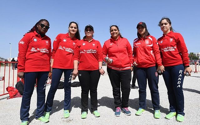 Les membres de l'équipe tunisienne de pétanque lors des championnats internationaux de pétanque Open dans la ville tunisienne de Hammamet, le 31 mars 2018 (Crédit :  AFP / FETHI BELAID)