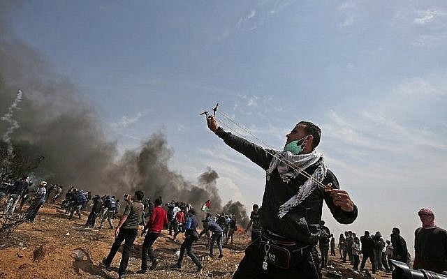 Un manifestant palestinien utilise un lance-pierre pour affronter les forces de sécurité israéliennes près de Khan Younis, dans le sud de la bande de Gaza, le vendredi 27 avril 2018 (Photo AFP / Said Khatib) Un manifestant palestinien utilise un lance-pierre pour affronter les forces de sécurité israéliennes près de Khan Younis, dans le sud de la bande de Gaza, le vendredi 27 avril 2018 (Photo AFP / Said Khatib)