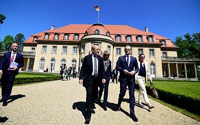 Le ministre des Affaires étrangères allemand Heiko Maas (deuxième à partir de la droite), son homologue français ) Jean-Yves Le Drian (deuxième à partir de la gauche) à au ministère des Affaires étrangères à Berlin, le 7 mai 2018. (Crédit : AFP / Tobias SCHWARZ)