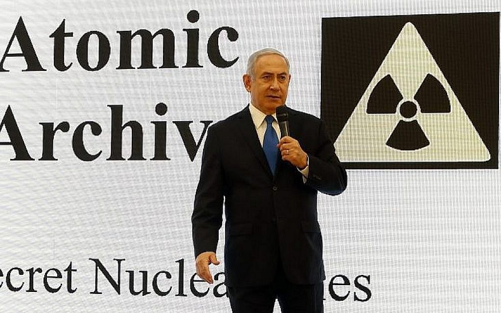 Le Premier ministre Benjamin Netanyahu donne un discours sur les preuves acquises, selon lui, par Israël des mensonges de l'Iran sur son programme nucléaire depuis le ministère de la Défense de Tel Aviv, le 30 avril 2018 (Crédit : AFP Photo/Jack Guez) Le Premier ministre Benjamin Netanyahu donne un discours sur les preuves acquises, selon lui, par Israël des mensonges de l'Iran sur son programme nucléaire depuis le ministère de la Défense de Tel Aviv, le 30 avril 2018 (Crédit : AFP Photo/Jack Guez)