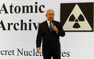 Le Premier ministre Benjamin Netanyahu donne un discours sur les preuves acquises, selon lui, par Israël des mensonges de l'Iran sur son programme nucléaire depuis le ministère de la Défense de Tel Aviv, le 30 avril 2018 (Crédit : AFP Photo/Jack Guez)