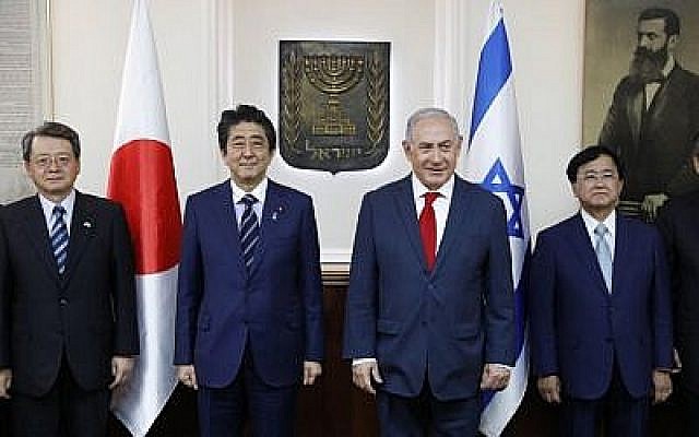 Le Premier ministre Benjamin Netanyahu et le Premier ministre japonais en visite Shinzo Abe posent pour une photo au bureau du Premier ministre, à Jérusalem, le 2 mai 2018. (Crédit: AFP/Abir SULTAN) Le Premier ministre Benjamin Netanyahu et le Premier ministre japonais en visite Shinzo Abe posent pour une photo au bureau du Premier ministre, à Jérusalem, le 2 mai 2018. (Crédit: AFP/Abir SULTAN)