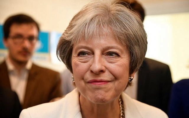 Le Premier ministre britannique Theresa May durant une visite à Barnet, au nord de Londres après la victoire des Conservateurs aux élections locales, le 4 mai 2018. (Crédit : AFP / POOL / TOBY MELVILLE) Le Premier ministre britannique Theresa May durant une visite à Barnet, au nord de Londres après la victoire des Conservateurs aux élections locales, le 4 mai 2018. (Crédit : AFP / POOL / TOBY MELVILLE)