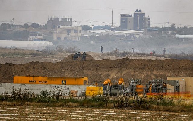 Les soldats de l'armée israélienne positionnés le long de la frontière avec Gaza à proximité du kibboutz de Nahal Oz, dans le sud d'Israël, le 4 mai 2018 (Crédit : AFP PHOTO / AHMAD GHARABLI) Les soldats de l'armée israélienne positionnés le long de la frontière avec Gaza à proximité du kibboutz de Nahal Oz, dans le sud d'Israël, le 4 mai 2018 (Crédit : AFP PHOTO / AHMAD GHARABLI)