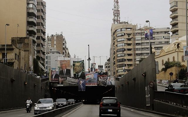 Les affiches des candidats aux élections parlementaires dans le centre de Beyrouth (Crédit : / AFP PHOTO / JOSEPH EID) Les affiches des candidats aux élections parlementaires dans le centre de Beyrouth (Crédit : / AFP PHOTO / JOSEPH EID)