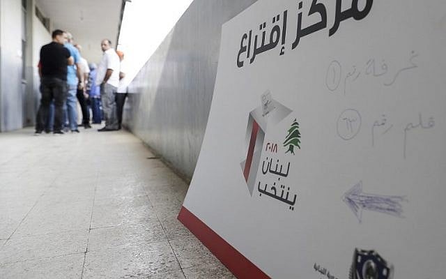 Des électeurs libanais arrivent pour voter lors des premières élections législatives en neuf ans, à Byblos, dans le nord du pays, le 6 mai 2018 (Crédit : / AFP PHOTO / Joseph EID Des électeurs libanais arrivent pour voter lors des premières élections législatives en neuf ans, à Byblos, dans le nord du pays, le 6 mai 2018 (Crédit : / AFP PHOTO / Joseph EID