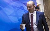 Le ministre de l'Éducation, Naftali Bennett, arrive au cabinet du Premier ministre pour assister à la réunion hebdomadaire du Cabinet le 6 mai 2018. (Jim Hollander/AFP)