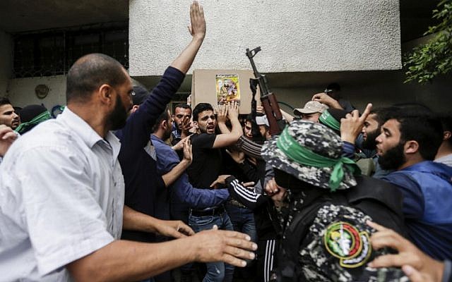 Des Palestiniens en deuil portent le corps d'un membre du Hamas lors de funérailles le 6 mai 2018, alors que six personnes ont été tuées dans une explosion la veille. (AFP/MAHMUD HAMS) Des Palestiniens en deuil portent le corps d'un membre du Hamas lors de funérailles le 6 mai 2018, alors que six personnes ont été tuées dans une explosion la veille. (AFP/MAHMUD HAMS)